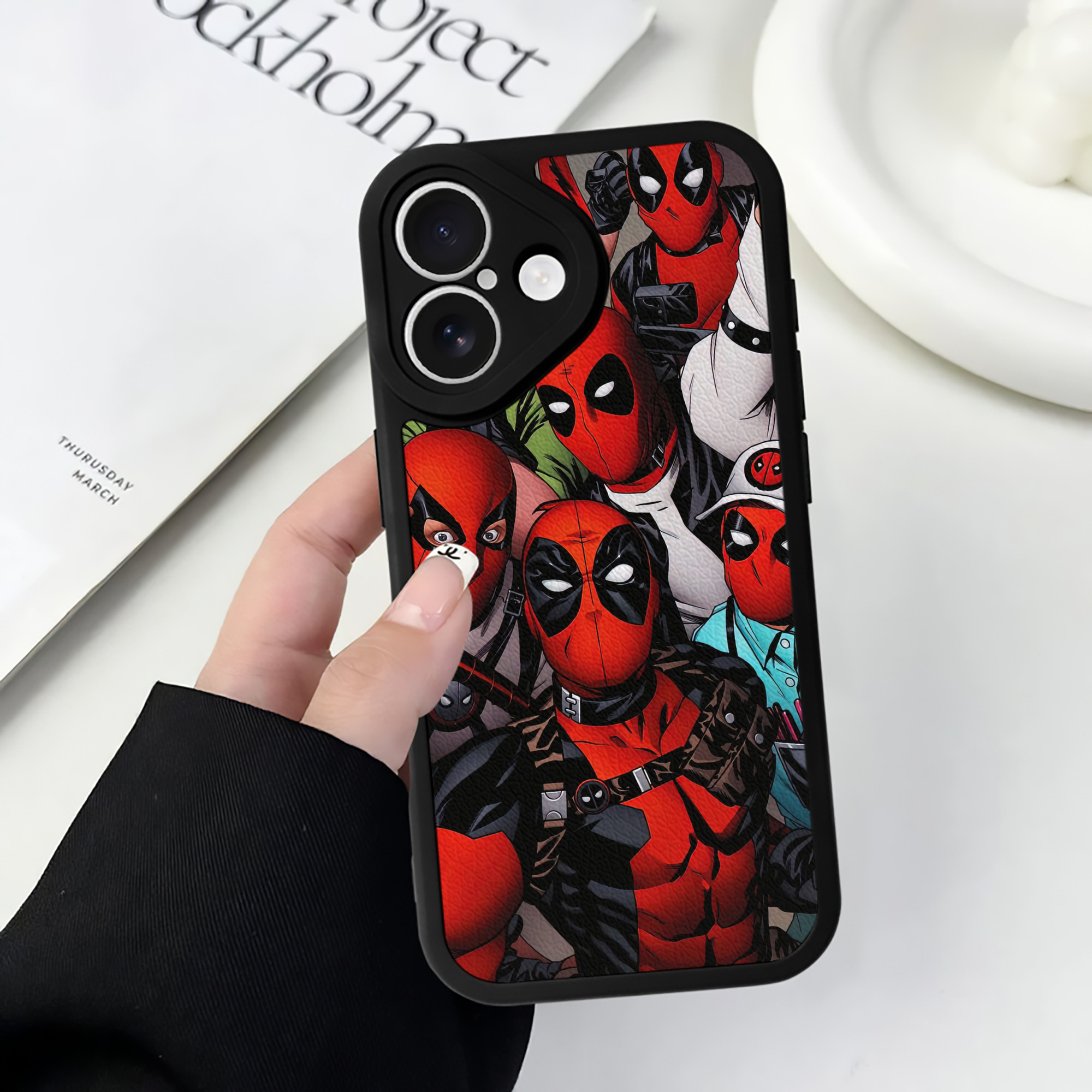 （画像用） Deadpool デッドプール 【iPhone 16シリーズ対応】シリコンスマホケース（レザー調） 材質：シリコン